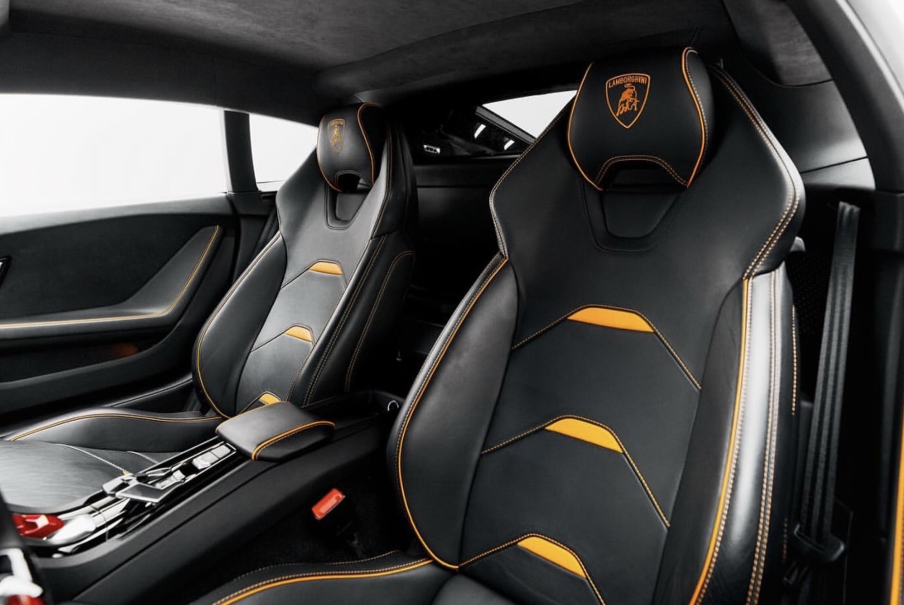 Lamborghini Huracan Evo Coupe cabin details