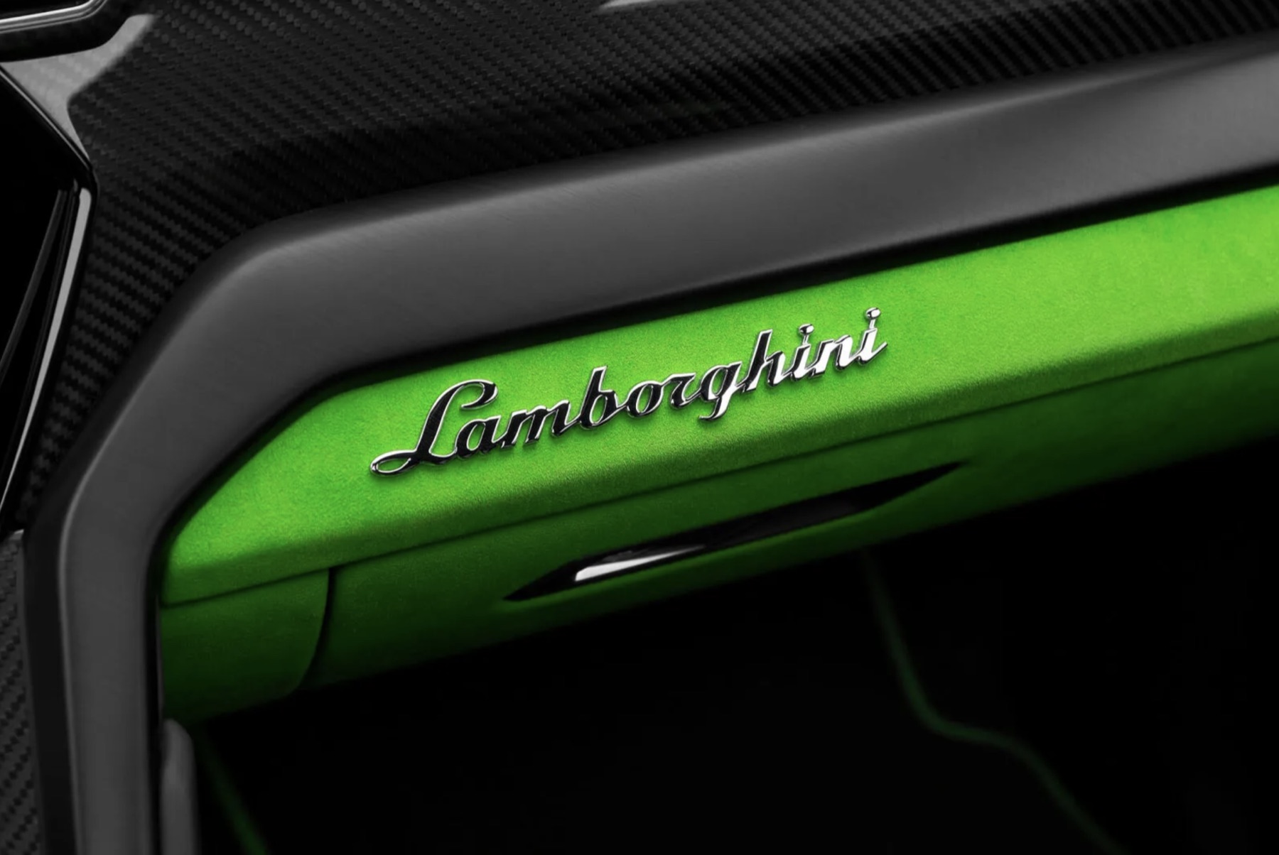 Lamborghini Urus side profile