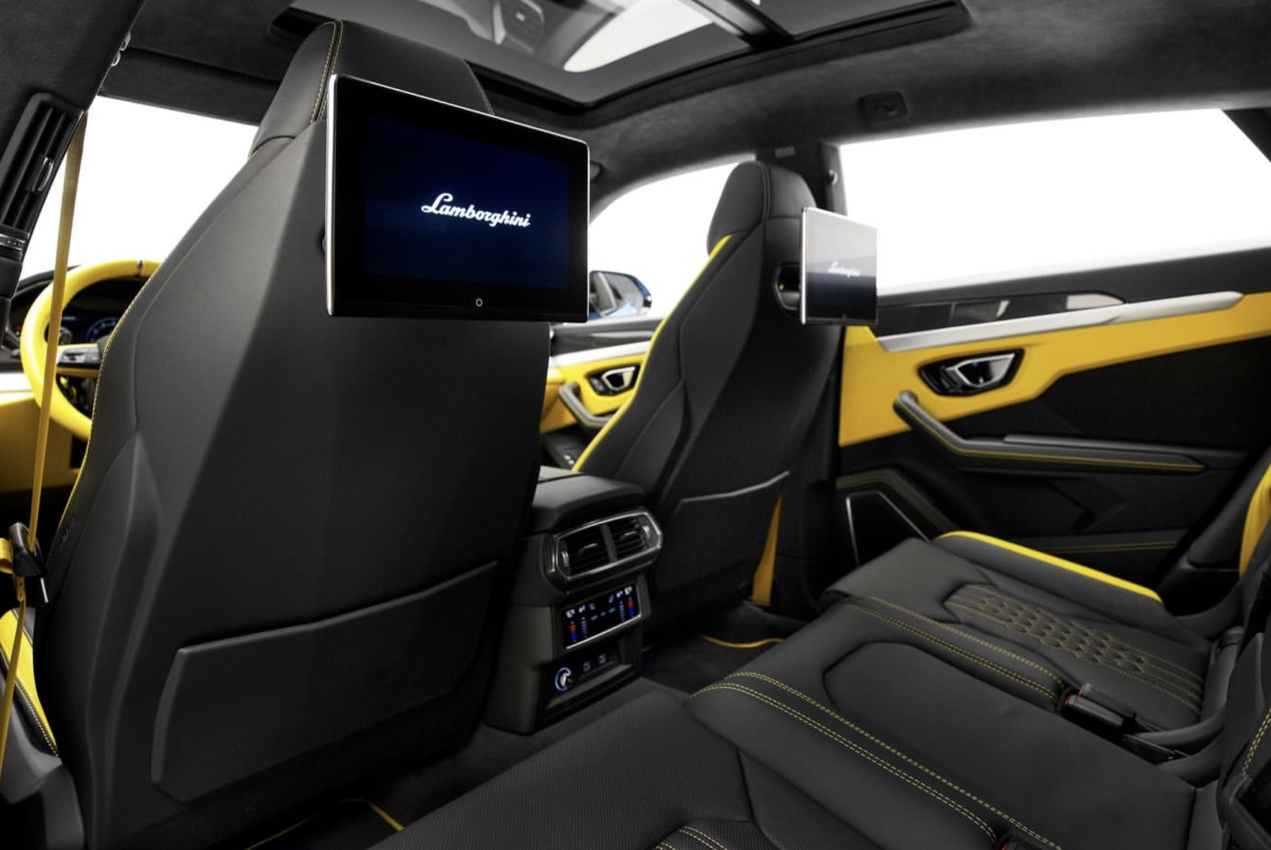 Lamborghini Urus S dashboard details