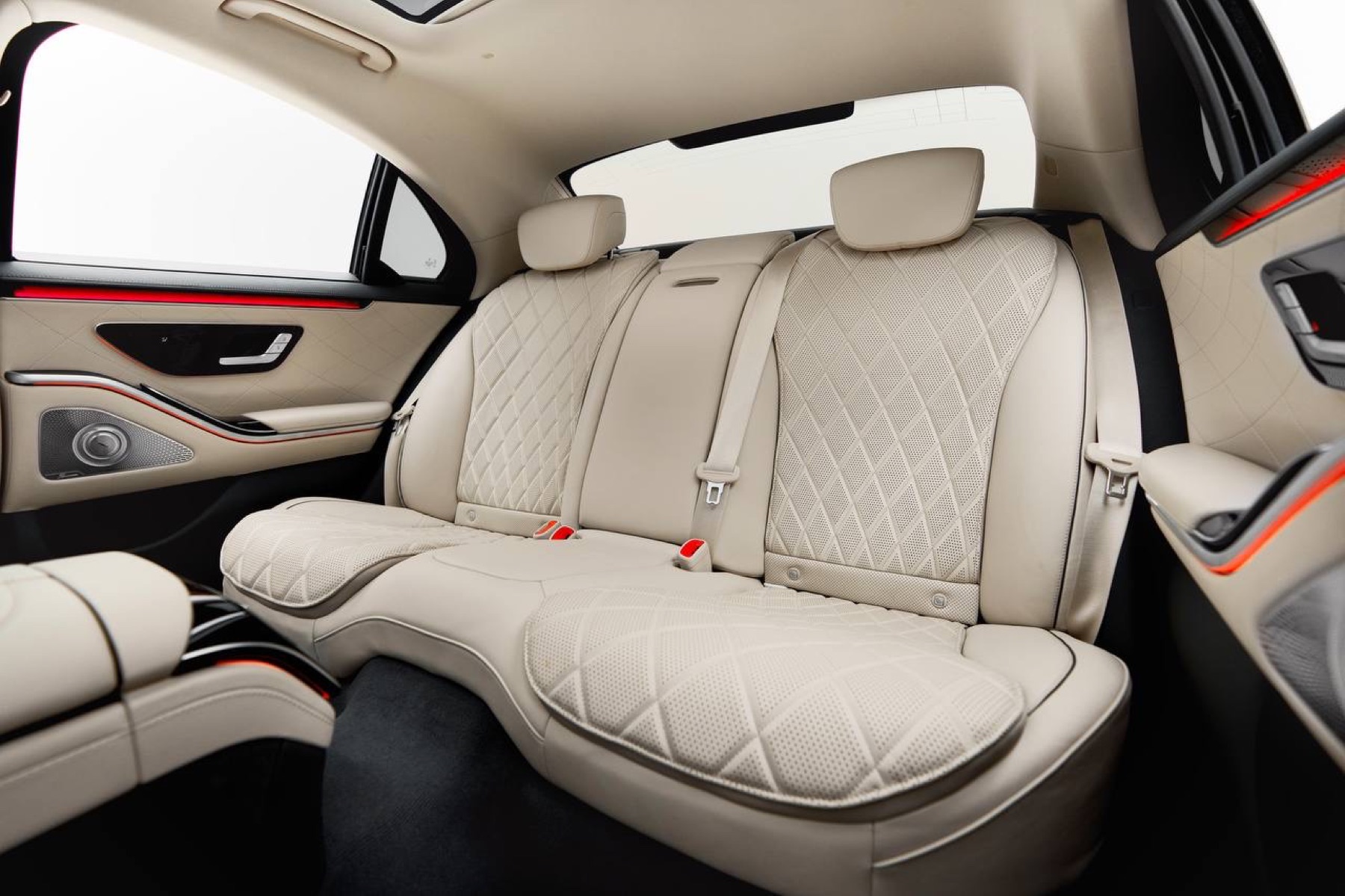 Mercedes-Benz S500 White rear seats