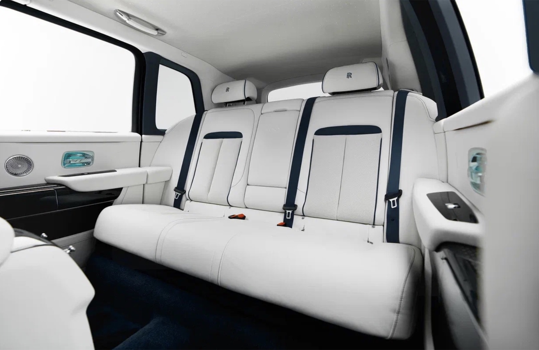 Rolls-Royce Cullinan steering wheel interior